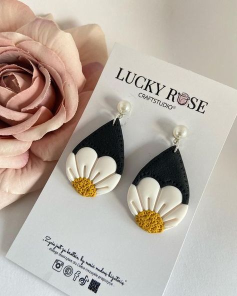 Handmade Polymer Clay Earrings on Etsy 🇵🇱 on Instagram: "Teardrop dangle earrings with daisy flower - black teardrops #teardropearrings #daisyflower #daisy #daisies #handmadewithlove #rękodzieło" Polymer Clay Daisy Earrings, Polymer Clay Tips, Flower Polymer Clay Earrings, Earring Clay, Fimo Earrings, Jewelry Hacks, Diy Earrings Easy, Flower Clay, Polymer Clay Flower Jewelry