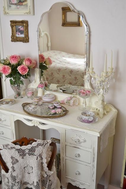 Shabby Chic Decorating, Shabby Chic Bedroom Furniture, Decoration Shabby, Vintage Dressing Tables, Shabby Chic Room, Shabby Chic Dresser, Shabby Chic Interiors, Shabby Chic Bedroom, Shabby Chic Bedrooms