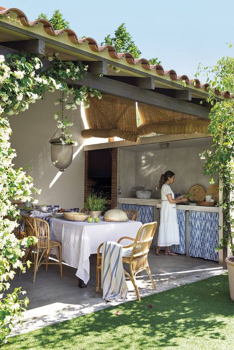 Azul y blanco: la receta infalible de esta casa muy mediterránea a las afueras de Barcelona Italy House, 2024 Kitchen, Kitchen Organisation, Small Kitchens, Decoration Kitchen, Mediterranean Home, Spanish House, Kitchen Decorating, Makeover Ideas