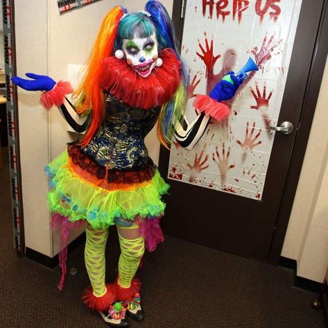 female clown** yes yes yes!!! Scary Female Clown, Girl Clown Costume, Twisted Circus, Creepy Clown Makeup, Scary Clown Costume, Clown Costume Women, Diy Christmas Ideas, Halloween Makeup Clown, Creepy Clowns