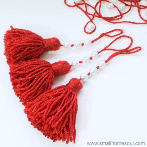 50 Beautiful Ornaments YOU Can Recreate! Part 2 - The Aspiring Home Tassel Ornaments, Tassels Saree, Tassel Ornament, Pom Crafts, Handmade Tree, Beautiful Ornaments, Ornament Diy, Ornament Exchange, Diy Tassel