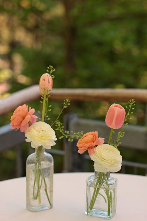 Simple Small Flower Centerpieces, Tulip Bud Vase Centerpiece, Diy Bud Vase Arrangement, Tulip Wedding Centerpieces, Apricot Tulips, Milk Bottle Centerpiece, Milk Bottle Flowers, Spring Cocktail, Beautiful Wedding Centerpiece