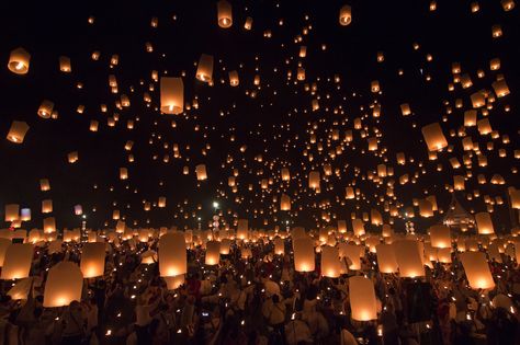 Yi Peng Festival in Chiang Mai by Zheetahc UncleBear on 500px Flying Lanterns, Forever Aesthetic, Soulmate Stories, Men Tuxedo, Photography Bucket List, Floating Lanterns, Sky At Night, Aesthetic Funny, Sky Lanterns