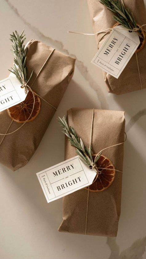 Christmas Food Wrapping Ideas, Baked Good Gift Wrapping, Baked Good Christmas Gifts Packaging Ideas, Holiday Bread Wrapping, Dried Fruit Christmas Wrapping, Neighbor Cookie Christmas Gifts, Christmas Baking Wrapping Ideas, Wrapped Bread For Gifts, Christmas Cookie Wrapping