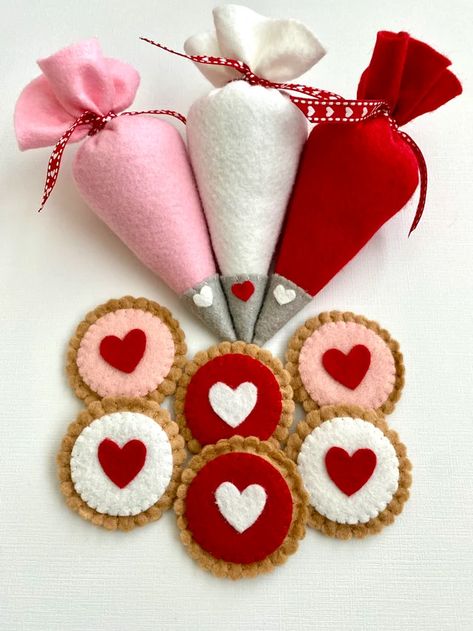 BelovedByDenise - Etsy Felt Cookies Pretend Play, Felt Baking Set, Felt Valentine Cookies, Felt Cookies Diy, Easy Kids Arts And Crafts, Crafts Kids Can Make And Sell, Felt Fruit Pattern, Valentines Felt Crafts, Felt Bakery Food