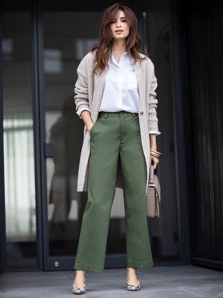 How to Wear Dark Green Pants For Women (234 looks & outfits) | Women's Fashion | Lookastic.com Dark Green Wide Leg Pants, Green Wide Leg Pants Outfit, Pantalon Vert Olive, Wide Leg Pants Outfit Work, Green Trousers Outfit, Olive Green Pants Outfit, Green Wide Leg Pants, Wide Leg Trousers Outfit, Pants Outfit Work