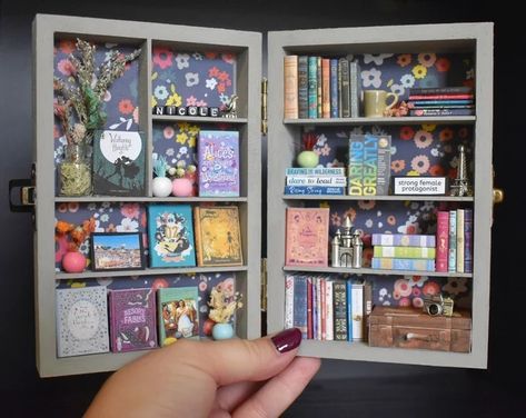 Box Bookshelf, Miniature Bookshelf, Miniature Library, Mini Books Diy, Mini Bookshelf, Box Diorama, Room Box Miniatures, Diy Buch, Bookshelf Art