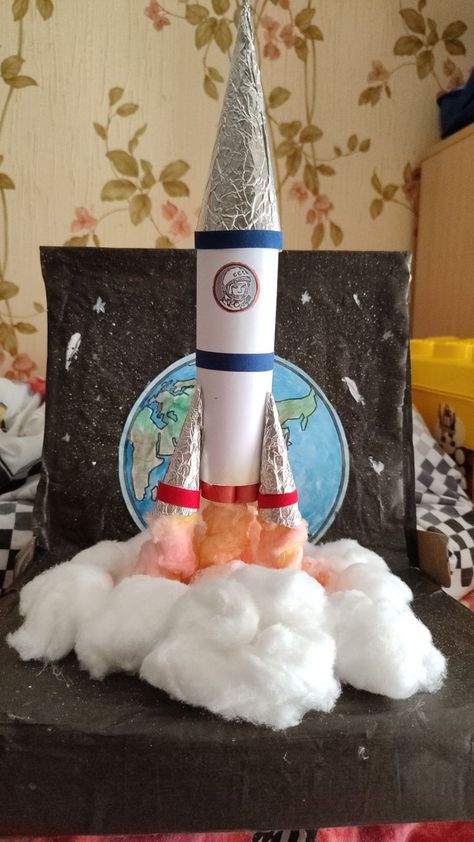 Paper Mache Rocket Ship, Space Theme Projects, Rocket Ideas For School Project, Rocket School Project, Rocket Model Project, Rocket Craft Ideas, Rocket Projects For School, Diy Rocket For Kids, Space Rocket Craft For Kids