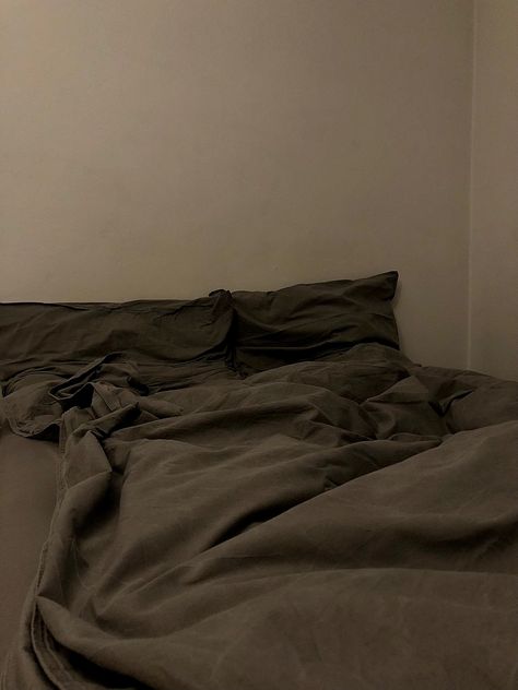 Man Bed Aesthetic, Grey Sheets Aesthetic, Messy Bed Aesthetic Dark, Dark Bed Sheets Aesthetic, Grey Bed Sheets Aesthetic, Grunge Bed Sheets, Grunge Bedsheets, Grey Bedsheets Aesthetic, Comfy Bedsheets