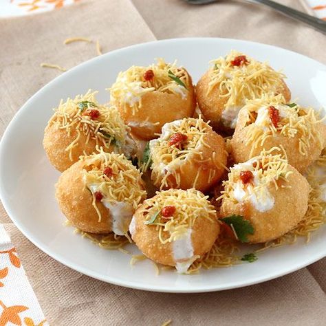 Tongue Tickling Dahi Batata Puri Chaat - Popular Indian Style Chaat Snack - Step by Step Photo Recipe of this Delicious Street Food (Fast Food) Gol Gappa, Pani Puri Recipe, Puri Recipe, Table Etiquette, Puri Recipes, Comidas Fitness, Pani Puri, Recipes Snacks, Indian Cooking Recipes