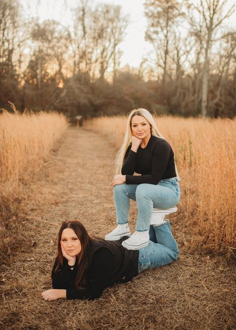 Poses For Siblings Brother Sister, Photoshoot Poses For Best Friends, Siblings Photoshoot Ideas Adult, Fall Photoshoot Two People, Sibling Photography Poses Two, Sister Awkward Photo Shoot, Two People Senior Pictures, Pictures To Take With Your Sister, Sisters Fall Photo Shoot