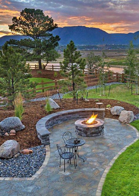 You don't want to miss this collection of paver patio ideas if you're in the market to create an outdoor living space. Summer Patio Decor, Pavers Backyard, Gravel Patio, Cool Fire Pits, Landscaping With Boulders, Stone Fire Pit, Flagstone Patio, Fire Pit Area, Backyard Inspo