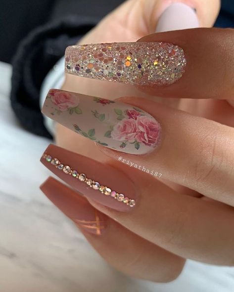 Floral Glitter Nails, Classy Bling Nails, Romantic Nails Designs, Gorgeous Nails Designs, Floral Nails Designs, Trendy Nails Glitter, Most Beautiful Nails, Floral Nail Designs, Nails Design With Rhinestones