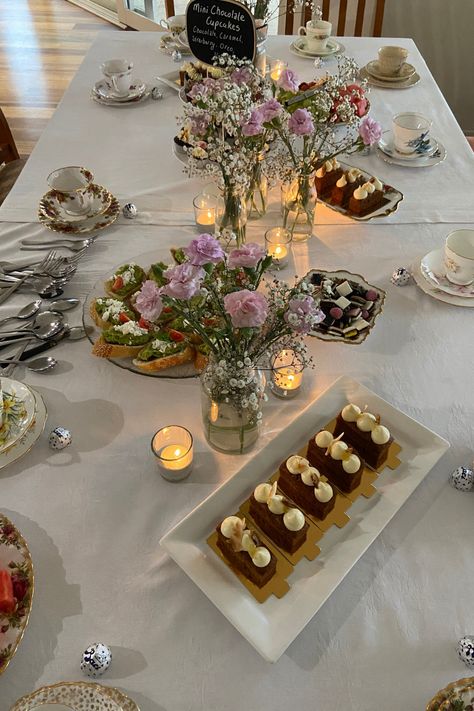 Cake Table Set Up Birthday Simple, Birthday Table Setting Ideas Simple, Simple Birthday Table Set Up, Party Snack Table, Bday Brunch, Tea Table Settings, Tea Time Table, Afternoon Tea Tables, Simple Table Decorations