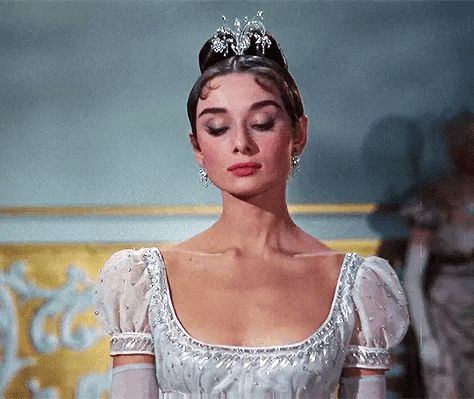 Audrey Hepburn in War and Peace (1956) Aubrey Hepburn, Audrey Hepburn Photos, Audrey Hepburn Style, Hepburn Style, Princess Aesthetic, Princesa Diana, Old Hollywood Glamour, King Kong, Hollywood Glamour