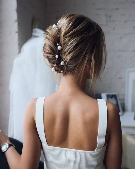 2023 Wedding Hair Trends Updo, Pearl Hairpin Hairstyles, Bride Hair 2023 Trends, Bridal Hair Buns With Veil, Bridal Updo Pearls, 2023 Bride Hairstyles, Bridal Hair Trends 2023, Bridal Bun With Pearls, Wedding Bun With Pearls