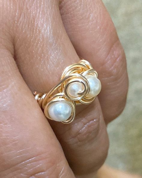 Jewelry Tutorials Free, Gold Wire Ring, Wire Jewerly, Gold Wrap Ring, Armor Ring, Wire Wrapped Jewelry Diy, Wire Jewellery, Ring Pearl, Ring Wire