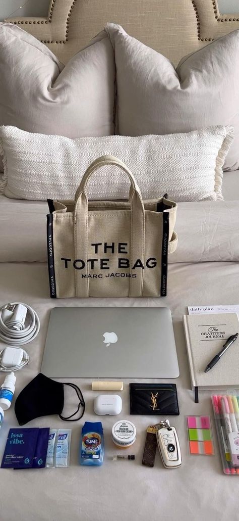 Marc Jacobs Tote Bag Aesthetic, Work Bag Essentials, Everyday Bag Essentials, Uni Bag, What's In My Purse, School Bag Essentials, Travel Bag Essentials, Inside My Bag, Purse Essentials