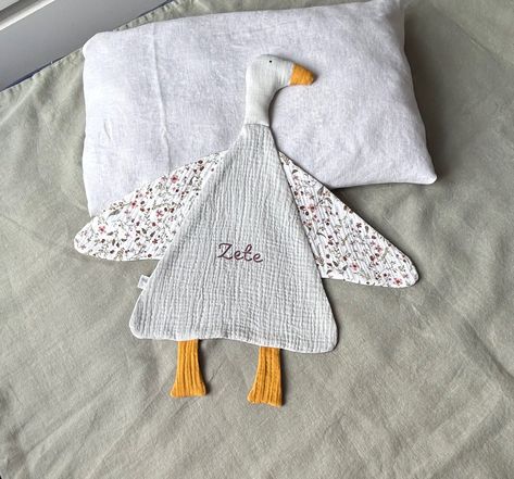 Goose lovey blanket Muslin lovey security blanket Cute lovey blanket made in 2 layers of soft organic muslin fabric. Our baby security blankets with goose head feature hand-stitched eyes instead of plastic, which can form a choking hazard for infants. Our lovey blankets are blankets of every little one's dreams, will be perfect for nap time cuddles, your little one will love to play with.  It can help the baby fall back to sleep or feel safe and help the infant feel more at ease regardless of wh Goose Lovey, Muslin Lovey, Blanket Cute, Baby Fall, Baby Security Blanket, Muslin Blankets, Lovey Blanket, Quilt Jacket, Muslin Fabric