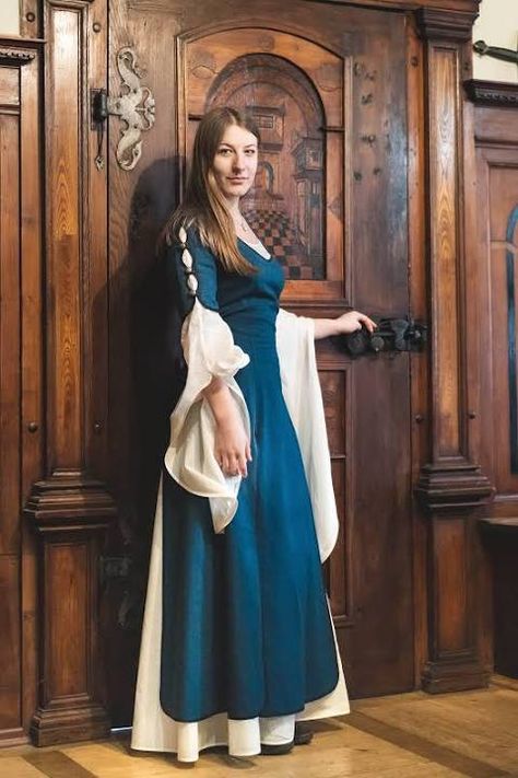 Sleeve inspiration Medieval Costume, Fantasy Gowns, Medieval Dress, Medieval Clothing, Historical Dresses, Fantasy Clothing, Women's Costumes, Fantasy Fashion, Historical Clothing