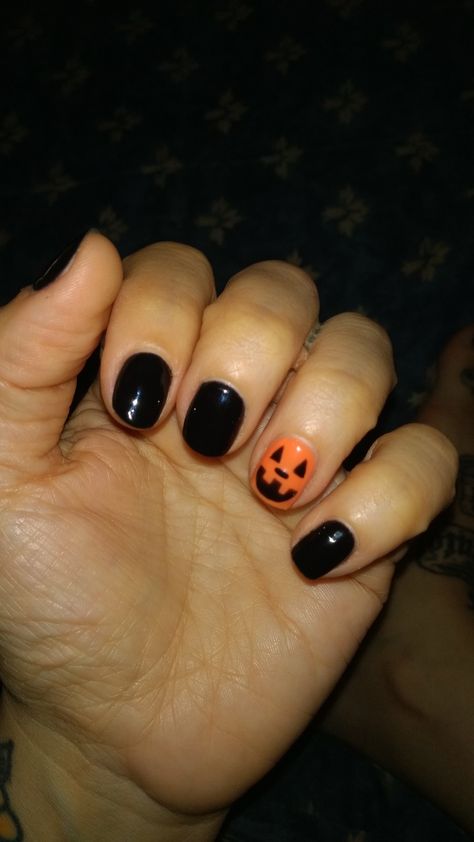 Halloween Nails Gel Manicure, Super Short Nails Halloween, Black Nails With Halloween Design, Halloween Solid Color Nails, Halloween Nails Simple Easy, Halloween Simple Nail Designs, Cute And Easy Halloween Nails, Halloween Nail Polish Ideas, Simple Halloween Nail Designs Short