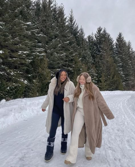 Casual Ski Outfits, Winter Outfits For Colorado Cold Weather, Celebrity Snow Outfits, Nz Winter Outfit, Modest Snow Outfits, Outfit Ideas For Mountain Trip Winter, Manali Look For Women, Warm Winter Outfits Snow, Alaska Fashion Winter