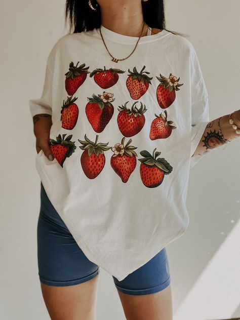 Everyday Shirts For Women, Funky Graphic Tees, Cute Colorful Clothes, Cool Tops Fashion, Outfits With Graphic Tees, Comfortable Cute Outfits, Shirts With Embroidery, Colorful T Shirt, Cute Shirts For Women