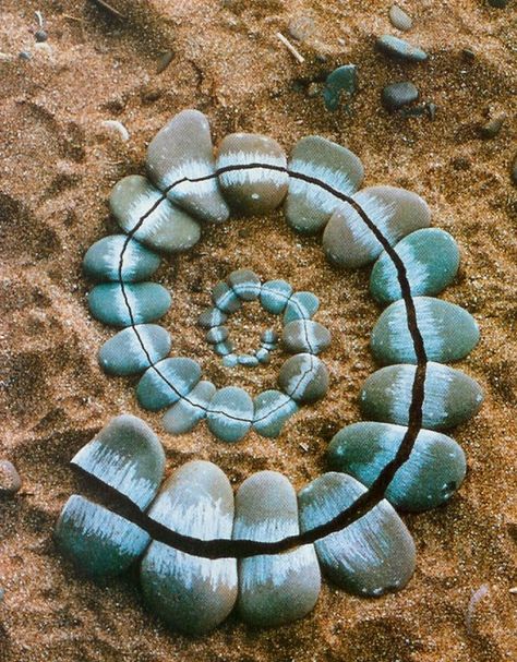 Andy Godlsworthy Broken stones Andy Goldworthy, Robert Smithson, H.r. Giger, Summer Art Projects, Ephemeral Art, Andy Goldsworthy, James Turrell, Theme Nature, Earth Art