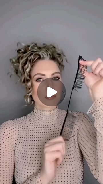 Daily Hair Tutorials 💇 on Instagram: "Beautiful Hairstyle Tutorial 😍🥰 Follow @diy.hairs to get more hair style ideas and learn simple beautiful hair styles 💓 . Credit: @curlykiet . #hairstyleideas #videohair #braidtutorial #hairtutorialvideo #hairstyletutorial #braidoftheday #braidsofinstagram #hairglamvideos #tutorialhairdo #hairvideoshow #naturalhairtutorial #tutorialhair #cutehairstyles #marcbeauty #tutorialvideo #braidinglife #hairofinstagram #braidinspo #hairdecoration #hairstylevideo #longhairstyles #hairspo" Parade Hairstyles Simple, Easy Hairdo Curly Hair, How To Do Curly Hair Updo, Side Comb Hairstyle Curly Hair, How To Style Medium Wavy Hair, Medium Curly Hair Styles For Wedding, Curly Hair Updo Tutorial Videos, Long Curly Hair With Bangs Hairstyles, Curly Hair Barrette Styles