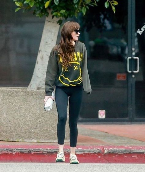 Dakota Johnson Workout, Dakota Johnson Street Style, Dakota Jhonson, Dakota Style, Vintage Attire, Dakota Mayi Johnson, Dakota Johnson Style, Selena Gomez Outfits, Celebrities Fashion