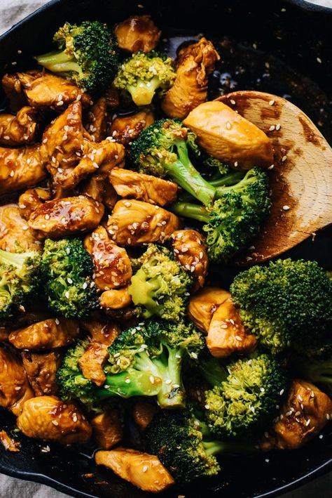 Quick & easy 10-minute Teriyaki Chicken & Broccoli. Juicy chicken in a homemade teriyaki sauce - SO yummy and perfect for takeout at home. An easy dinner recipe that is healthy, low carb, and delicious. Make for busier week nights or as meal prep to enjoy throughout your week! | asimplepalate.com #chicken #dinner Takeout At Home, Chicken And Broccoli Stir Fry, Pollo Teriyaki, Makanan Italia, Broccoli Stir Fry, Diner Recept, Chicken And Broccoli, Homemade Teriyaki Sauce, Makanan Diet