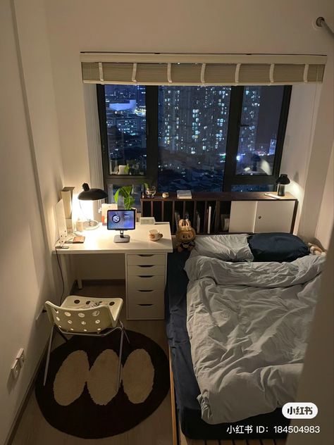 Bedroom Design For Men Small Simple, Japanese Bedroom Aesthetic Minimalist, Room Design For Student, Small City Apartment Bedroom, Japandi Dorm Room, Japanese Dorm Room, Small Room Minimalist, Long Room Layout Bedroom, Acubi Bedroom