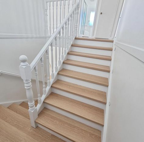 Impressive - White Varnished Oak IM3105 - Select Floors & Tiles Amtico Spacia New England Oak, Classic Oak Natural Quick Step, Oak Treads White Risers, Quickstep Laminate Flooring, Oak Stair Treads White Risers, Quick Step Flooring, White Staircase, Quickstep, Laminate Floors