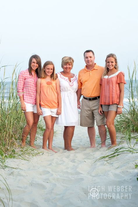 Bright Wardrobe, Coral Sunset, Family Photos What To Wear, Portrait Color, Family Beach Portraits, Beach Photo Session, Photos Bff, Peach Tones, Beach Pictures Friends