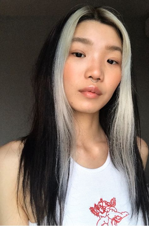 Get The Bleached 'Money Piece' Hairstyle Like Blackpink's Jennie Platinum Front Streaks, Blonde With Blue Money Piece, Silver Front Pieces Of Hair, Black Hair With Bleached Front Pieces, Black Hair With Platinum Front Pieces, Bleached Money Piece Hair, Platinum Money Piece Hair, Black Hair White Money Piece, Silver Money Piece Hair