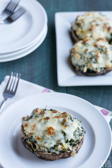 Stuffed portobello mushrooms with spinach and artichoke are an easy keto appetizer or a low-carb side dish. They make a great vegetarian meal too! Stuffed Portabella, Artichoke Stuffed, Mushroom Side Dishes, Portobello Mushroom Recipes, Stuffed Portobello Mushrooms, Best Thanksgiving Side Dishes, Stuffed Portobello, Low Carb Sides, Low Carb Side Dishes