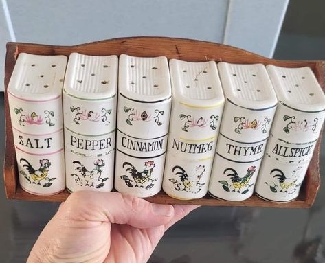 Casa Vintage, Dream Apartment, First Apartment, Book Shelf, Spice Rack, Dream House Decor, Dream Home Design, Salt And Pepper Shakers, 인테리어 디자인