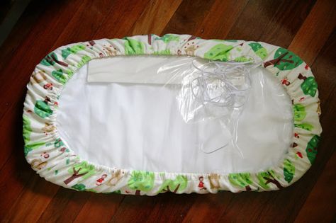 Fitted bassinet sheets tutorial - a typical NZ bassinet fitted sheet finished size is 85 cm x 40 cm x 15. With flat sheets 105 cm x 82 cm finished size. Sewing Fitted Sheets, Baby Items Diy, Doll Bedding, Doll Cradle, Cradle Bedding, Baby Moses Basket, Bassinet Sheets, Cot Sheets, Baby Cradle