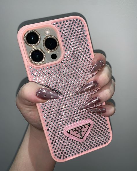 #photography #iphone #prada #glitter #nails #nailart #instagram #aesthetic #aestheticstyle #moda #pink #euphoria Glitter Phone Case Aesthetic, Pink Prada Phone Case, Cover Aesthetic Iphone, Prada Phone Case, Pink Euphoria, Pink White Nails, Laptop Decoration, Photography Iphone, Creative Iphone Case