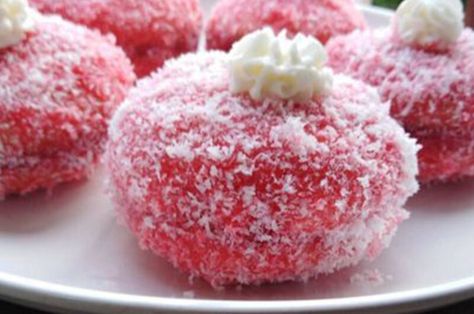 Snowballs Recipe Snow Ball Cake Recipe, Pink Snowball Puffs, Snow Balls Recipe, Snowball Cupcakes, Snowball Recipe, Tea Scones Recipe, Eid Biscuits, Snowball Cookie, Snowballs Recipe