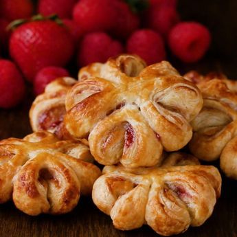 Puff Pastry Hearts Recipe, Pastry Hearts Recipe, Jam Puff Pastry, Puff Pastry Hearts, Pastry Hearts, Strawberry Puff Pastry, 3 Ingredient Cookies, Apple Puff Pastry, Puff Pastry Desserts