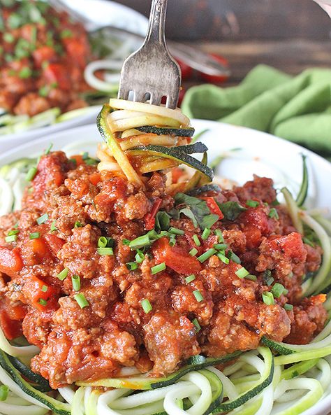 Paleo Whole30 Spaghetti Meat Sauce - Real Food with Jessica Cooking Zoodles, Paleo Pasta, Homemade Bolognese, Spaghetti Meat Sauce, Zoodle Recipes, Mom Recipes, Healthy Turkey, Diner Recept, Spiralizer Recipes