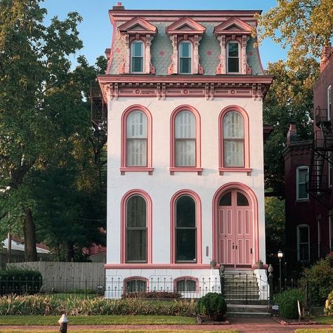 Small Colorful House Exterior, St Louis Houses, St Louis Architecture, Funky Houses Exterior, Cute Home Exterior, Simple Building Design, Cute House Exterior, Cute Buildings, Cute Homes