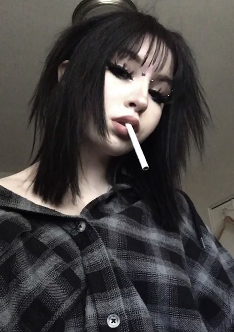 Grunge Black Hair, Black Hair Grunge, Grunge Hair Short, Alt Woman, Goth E-girl Makeup, Estilo Emo, Short Grunge Hair, Goth Hair, Bad Haircut