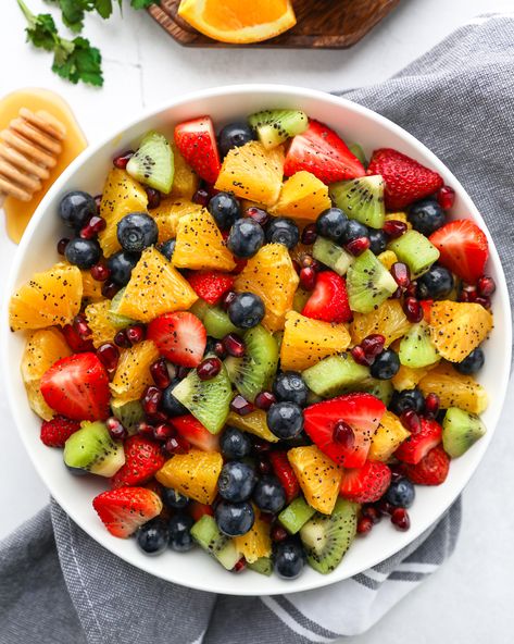 Light, refreshing and full of fresh seasonal fruit! This winter fruit salad is the perfect side dish for any meal! Winter Fruit Salad Recipe, Kalefornia Kravings, Winter Fruits, Fruit Sweets, Country Ribs, Winter Fruit Salad, Healthy Winter Meals, Sweet Dressing, Paleo Sides