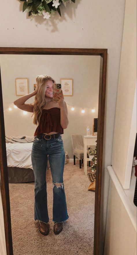 Country Outfits Dancing, Morgan Wallen Concert Outfit Flare Jeans, Basic Country Concert Outfit, Simple Cute Concert Outfits, Country Vacation Outfits, Country Concert Outfit Luke Bryan, Country Outfit Ideas For Women, Country Line Dancing Outfit Summer, Rodeo Outfits Simple