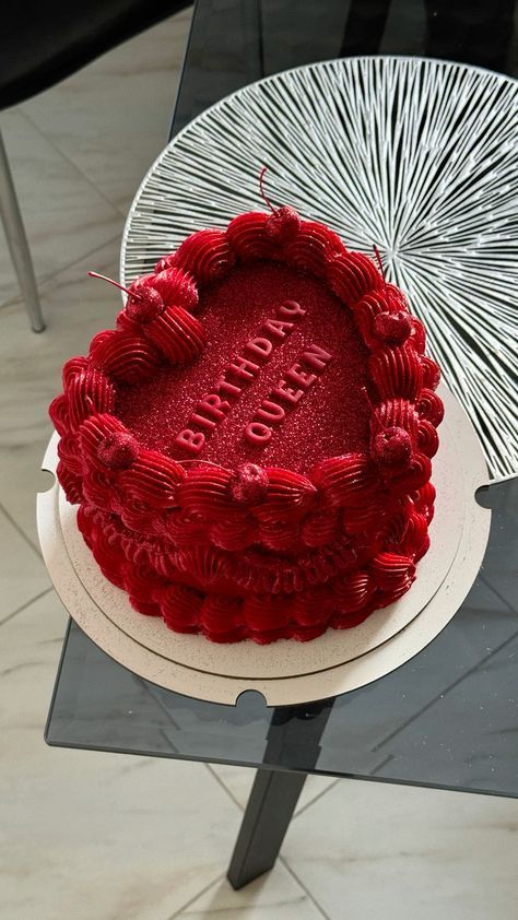 Anniversary Cakes Ideas, Red Birthday Cake, Cake Decor Ideas, Red Birthday Cakes, Red Birthday Party, 25th Birthday Cakes, Birthday Kiss, 18th Cake, Red Birthday