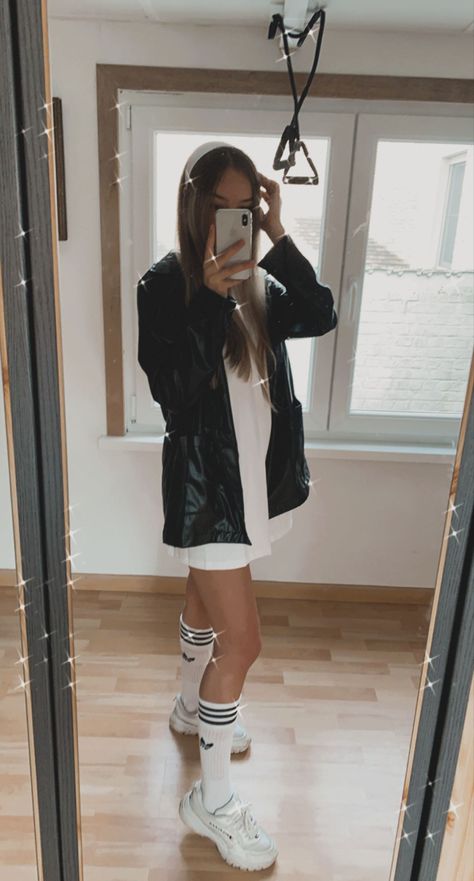 White headband black leather jacket white dress oversised tee adidas socks nike shoes Adidas Socks Outfit Woman, Leather Jacket White Dress, Adidas Socks Outfit, Long Socks Outfits, Long Socks Outfit, Outfits Leggins, Socks Nike, Adidas Socks, Cute Autumn