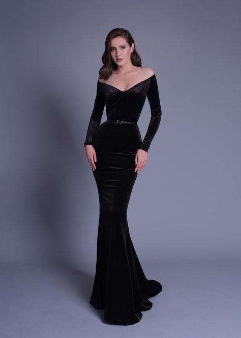 Indulge in the lush texture and opulence of velvet with our exquisite collection of velvet dresses. Elevate your style with the unparalleled comfort and timeless elegance that only velvet can offer. From rich, velvety evening gowns to chic everyday dresses, discover the allure of velvet fashion that's perfect for any occasion. Evening Gown Black, Long Velvet Dress, Satin Evening Gown, Gowns Dresses Elegant, Dark Dress, Gown Black, Backless Prom Dresses, Gala Dresses, Fashion Attire