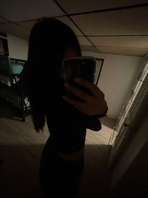 Black Hair Mirror Selfie No Face, Girl Picturing In The Mirror Black Hair, Pretty Girls With Dark Hair Long Mirror, Faceless Picture Latina, Girl Selfi Hide Face, Girl Picturesque, Fake Insta Pics Faceless, Faceless Insta Pics, Latina Covering Face